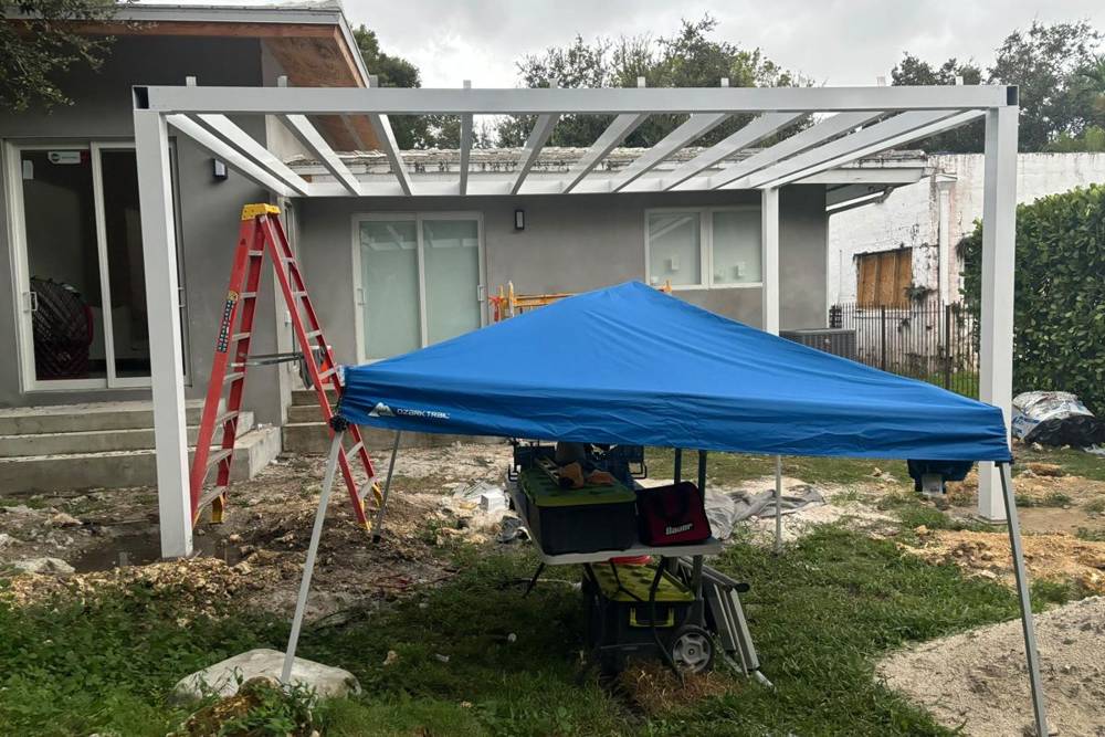 Pérgola de aluminio en construcción de Aluminio Milan
